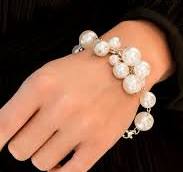 GIRIS IN PEARLS BRACELET