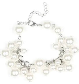 GIRIS IN PEARLS BRACELET